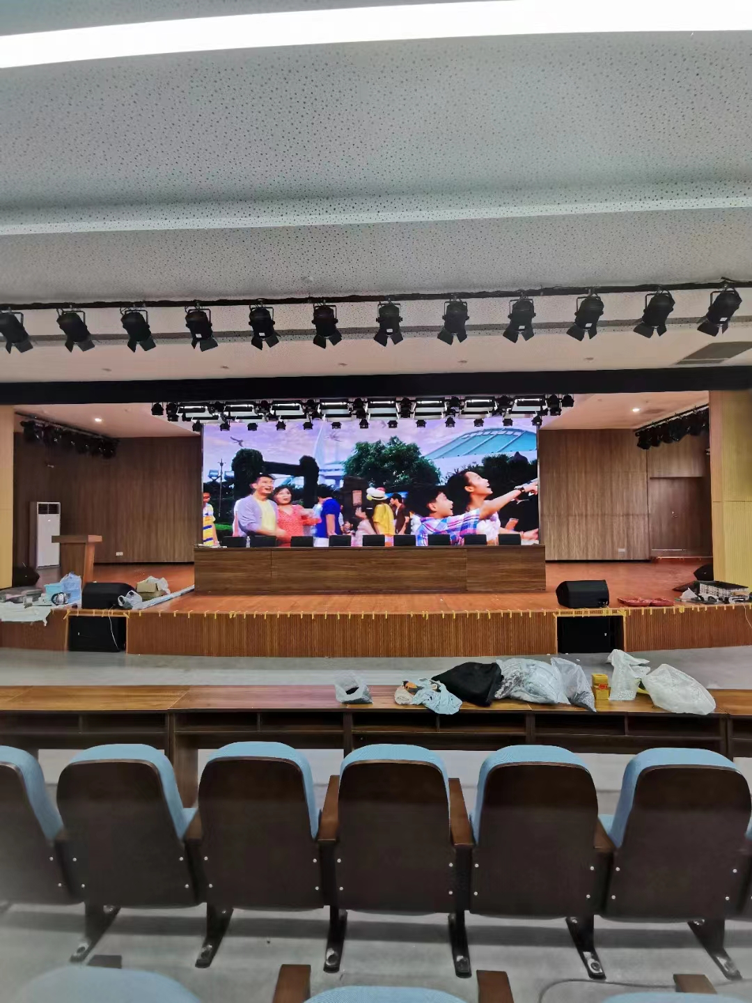 无锡平湖城小学报告厅室内全彩显示屏